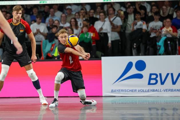 Ball reception by Leonard Graven Germany, 02 with Erik Roehrs Germany, 19 , GER, Germany vs. Italy, Volleyball, Men, National Match, Season 2024 2025, 25 05 2025, GER, Germany vs. Italy, Volleyball, Men, National Match, Season 2024 2025, 25 05 2025 Munich Copyright: xEibner-Pressefoto JennixMaulx EP_JML