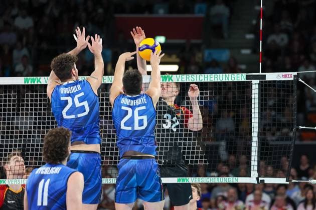 Theo Mohwinkel Germany, 32 at the net with ball with Giovanni Gargiulo Italy, 25 and Mattia Boninfante Italy, 26 , GER, Germany vs. Italy, Volleyball, Men, National Match, Season 2024 2025, 25 05 2025, GER, Germany vs. Italy, Volleyball, Men, National Match, Season 2024 2025, 25 05 2025 Munich Copyright: xEibner-Pressefoto JennixMaulx EP_JML