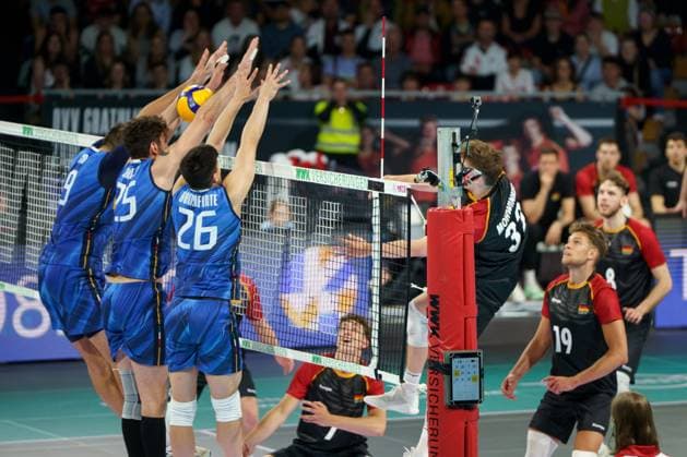 Volleyball international men, Germany vs. Italy, 25 05 2025 Francesco Sani ITA, 9 , Giovanni Gargiulo ITA, 25 , Mattia Boninfante ITA, 26 block a ball from Theo Mohwinkel GER, 32 Volleyball international men, Germany vs. Italy, 25 05 2025, BMW Park, Munich Copyright: xBEAUTIFULxSPORTSx Pajonkx