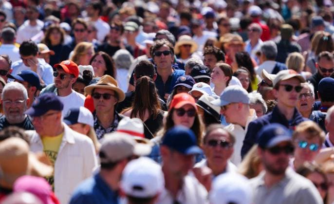 Spectators flock to Roland Garros on the first hot and sunny day of the tournament French Open Tennis, Day Five, Tennis, Roland Garros, Paris, France - 29 May 2025 EDITORIAL USE ONLY No use with unauthorised audio, video, data, fixture lists, club league logos or live services. Online in-match use limited to 120 images, no video emulation. No use in betting, games or single club league player publications. Copyright: xJavierxGarcia Shutterstockx 15328390b
