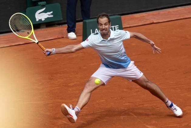 Richard Gasquet reçoit les honneurs du court Philippe Chatrier pour le dernier match de sa carrière lors des Internationaux de France de Tennis de Roland Garros 2025 - R.Gasquet reçoit les honneurs du court Philippe Chatrier pour le dernier match de sa carrière lors des Internationaux de France de Tennis de Roland Garros 2025, le 29 mai 2025, après 23 ans de carrière. Pour sa dernière rencontre, le Français s est incliné face à l Italien J.Sinner ((6-3, 6-0, 6-4). Moreau Jacovides Bestimage R. Gasquet takes the honors of the Philippe Chatrier court for the last match of his career at the French Open Tennis Championships at Roland Garros 2025, on May 29, 2025, after 23 years of career. In his last match, the Frenchman lost to the Italian J. Sinner (6-3, 6-0, 6-4). Paris Copyright: xJACOVIDES-MOREAUx xBESTIMAGExJACOVIDES-MOREAUx xBESTIMAGEx