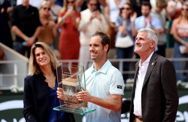 Dernier match de sa carrière pour Richard Gasquet, en présence de célébrités, lors des Internationaux de France de Tennis de Roland Garros 2025 Amélie Mauresmo, présidente du tournoi de Roland Garros, Richard Gasquet, Gilles Moretton, président de la Fédération française de tennis (FFT) - Dernier match de sa carrière pour R.Gasquet, battu par J.Sinner (6-3, 6-0, 6-4) lors des Internationaux de France de Tennis de Roland Garros 2025, le 29 mai 2025. Jacovides Moreau Bestimage Last match of his career for R.Gasquet, beaten by J.Sinner (6-3, 6-0, 6-4) at the French Open at Roland Garros 2025, on May 29, 2025 Paris France Copyright: xJACOVIDES-MOREAUx xBESTIMAGExJACOVIDES-MOREAUx xBESTIMAGEx