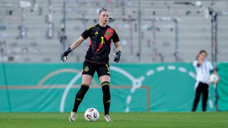 Rafaela Borggräfe Goalkeeper, Goalkeeper, Germany, 1 , on the ball, cropped, full body, single image, single photo, action, action, 30 05 2025, Großaspach Germany , football, international match, U23 women, Germany USA, DFB DFL REGULATIONS PROHIBIT ANY USE OF PHOTOGRAPHS AS IMAGE SEQUENCES AND OR QUASI VIDEO xozx