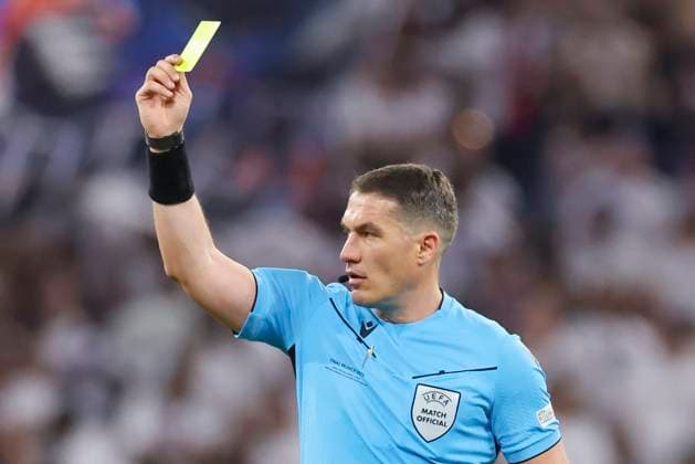 Referee Istvan Kovacs Romania shows the yellow card, UEFA Champions League Final 2025, Paris Saint Germain and FC Internazionale Milano, Allianz Arena on May 31, 2025 in Munich, Germany Photo by Marco Steinbrenner DeFodi Images Referee Istvan Kovacs Romania shows the yellow card, UEFA Champions League Final 2025, Paris Saint Germain and FC Internazionale Milano, Munich Football Arena, May 31, 2025 in Munich, Germany Photo by Marco Steinbrenner DeFodi Images