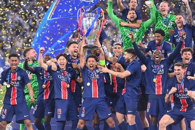 Player,team photo,team,team,team photo MARQUINHOS PSG with trophy,cup,trophy, cheering,joy,enthusiasm, award ceremony, football UEFA Champions League Final Paris Saint Germain PSG Inter Milan 5 0, on 31 05 2025 Munich Football Arena,