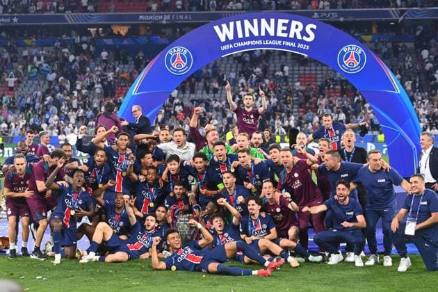 Team photo, team, team, team photo with cup, cup, trophy, cheering, joy, enthusiasm, award ceremony, football UEFA Champions League final Paris Saint Germain PSG Inter Milan 5 0, on 31 05 2025 Munich Football Arena,