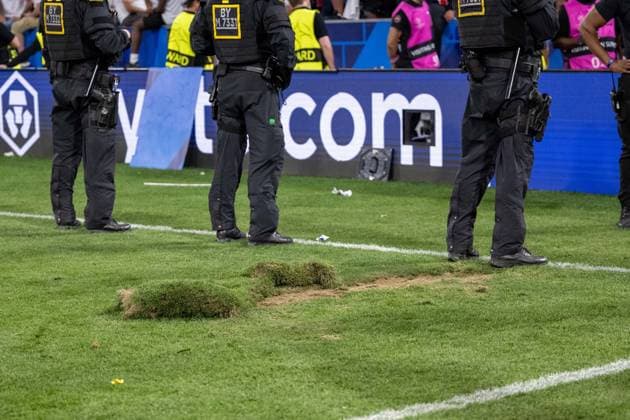 Damaged turf, torn out turf police in front of Paris fans GER, Paris Saint Germain vs Inter Milan, Football, Men, UEFA Champions League Final Munich 2025, Season 2024 2025, 31 05 2025, GER, Paris Saint Germain vs Inter Milan, Football, Men, UEFA Champions League Final Munich 2025, Season 2024 2025, 31 05 2025 Munich Copyright: xEibner-Pressefoto WolfgangxFrankx EP_WFK