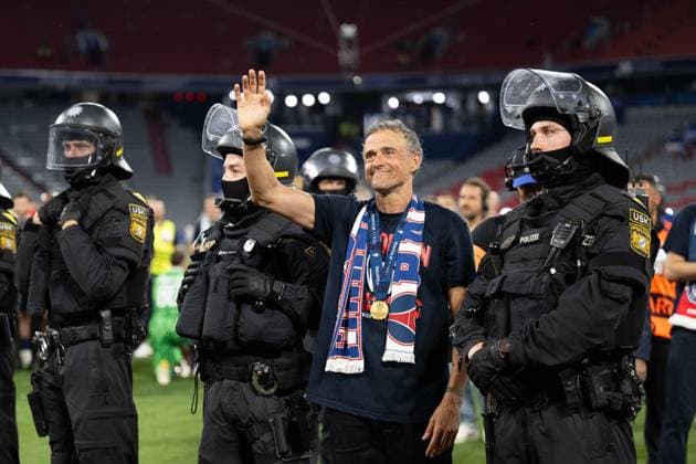 Luis Enrique Paris Saint Germain, Coach, Head coach between policemen GER, Paris Saint Germain vs Inter Milan, Football, Men, UEFA Champions League Final Muenchen 2025, Season 2024 2025, 31 05 2025, GER, Paris Saint Germain vs Inter Milan, Football, Men, UEFA Champions League Final Muenchen 2025, Season 2024 2025, 31 05 2025 Muenchen Copyright: xEibner-Pressefoto WolfgangxFrankx EP_WFK
