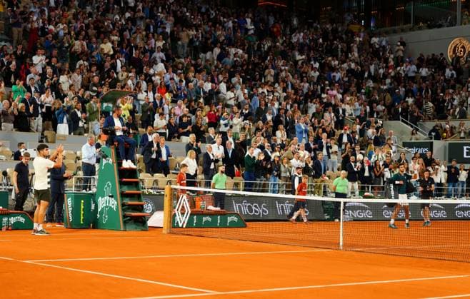 Sport Bilder des Tages Carlos Alcaraz applauds Lorenzo Musetti after he retired injured from their semi-final French Open Tennis, Day Thirteen, Tennis, Roland Garros, Paris, France - 06 Jun 2025 EDITORIAL USE ONLY No use with unauthorised audio, video, data, fixture lists, club league logos or live services. Online in-match use limited to 120 images, no video emulation. No use in betting, games or single club league player publications. Copyright: xJavierxGarcia Shutterstockx 15338000p