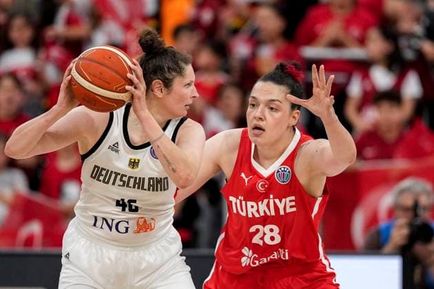 v li Romy Bär DBB, 46 , Ilayda Güner Turkey, 28 , duel, duel, tackle, tackling, dynamics, action, action, 06 06 2025, Heidelberg Germany , basketball, international match, women, Germany Turkey xozx