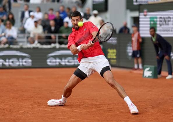 Sport Bilder des Tages Novak Djokovic of Serbia in action French Open Tennis, Day Thirteen, Tennis, Roland Garros, Paris, France - 06 Jun 2025 EDITORIAL USE ONLY No use with unauthorised audio, video, data, fixture lists, club league logos or live services. Online in-match use limited to 120 images, no video emulation. No use in betting, games or single club league player publications. Copyright: xEllaxLing Shutterstockx 15338002av