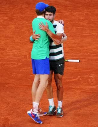 Sport Bilder des Tages Carlos Alcaraz and Jannik Sinner hug French Open Tennis, Day Fifteen, Tennis, Roland Garros, Paris, France - 08 Jun 2025 EDITORIAL USE ONLY No use with unauthorised audio, video, data, fixture lists, club league logos or live services. Online in-match use limited to 120 images, no video emulation. No use in betting, games or single club league player publications. Copyright: xJavierxGarcia Shutterstockx 15346224as