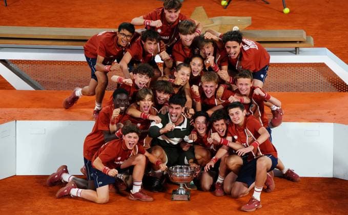 Sport Bilder des Tages Carlos Alcaraz celebrates with the ball kids French Open Tennis, Day Fifteen, Tennis, Roland Garros, Paris, France - 08 Jun 2025 EDITORIAL USE ONLY No use with unauthorised audio, video, data, fixture lists, club league logos or live services. Online in-match use limited to 120 images, no video emulation. No use in betting, games or single club league player publications. Copyright: xJavierxGarcia Shutterstockx 15346224bk