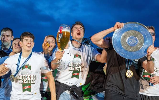 Handball, men, 2024 2025 season, Füchse Berlin championship celebration on the Badeschiff at the Arena Berlin after returning from the game at Rhein Neckar Löwen, in the picture from left Max Beneke, Tim Freihöfer, Leo Prantner, Jerry Tollbring, Lukas Herburger, Max Darj with championship trophy, 08 06 2025, Copyright: xMatthiasxKochx