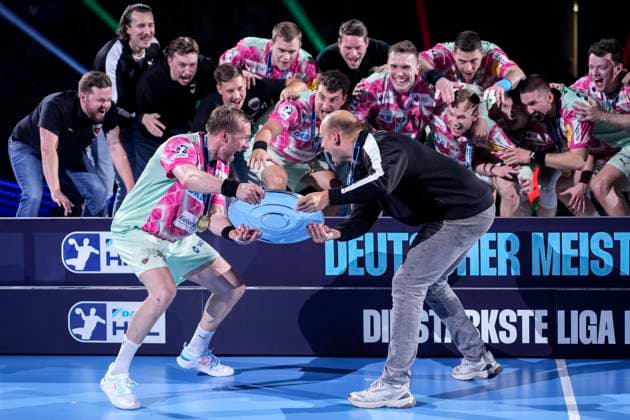from left Max Darj Füchse, 5 and Paul Drux Füchse, 95 with the trophy, players of Füchse Berlin at the award ceremony, honoring, with the championship trophy, the trophy, cheering after the final whistle, cheering, cheering, joy, winner, victory, Winner of the German Championship 2024 25, highlight, optimistic, German Champion, title holder, champion, champions jubilation, cheerful, optimistic, positive, action, action, 08 06 2025, Mannheim Germany , Handball, Bundesliga, Rhein Neckar Löwen Füchse Berlin xozx