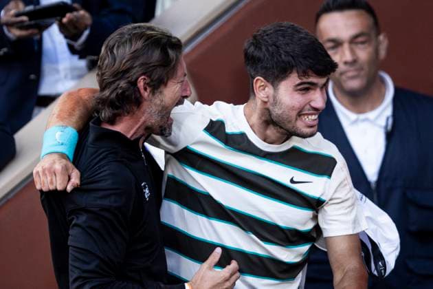 Carlos Alcaraz remporte les internationaux de France de Tennis de Roland Garros 2025 face à Jannik Sinner à Paris Juan Carlos Ferrero, Carlos Alcaraz - Carlos Alcaraz remporte les internationaux de France de Tennis de Roland Garros 2025 face à Jannik Sinner sur le score de (4-6, 6-7, 6-4, 7-6, 7-6), au terme de la plus longue finale de l’histoire du tournoi du Grand Chelem parisien, Paris le 8 juin 2025. Cyril Moreau Bestimage Carlos Alcaraz won the French Open at Roland Garros 2025 against Jannik Sinner with a score of (4-6, 6-7, 6-4, 7-6, 7-6), at the end of the longest final in the history of the Parisian Grand Slam tournament, in Paris on June 8, 2025. Paris France Copyright: xCYRILxMOREAUx xBESTIMAGExCYRILxMOREAUx xBESTIMAGEx