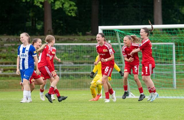 Football, seniors, 2024 2025 season, final of the Berlin Cup for D Juniors in Volkspark Mariendorf, Hertha BSC 1 FC Union Berlin, from left Kashia Brabandt, Romy Winkler, Charlotte Schneider, Edina Gjibegji all Union , cheering after the final whistle, 09 06 2025, Copyright: xSebastianxRäppold MatthiasxKochx