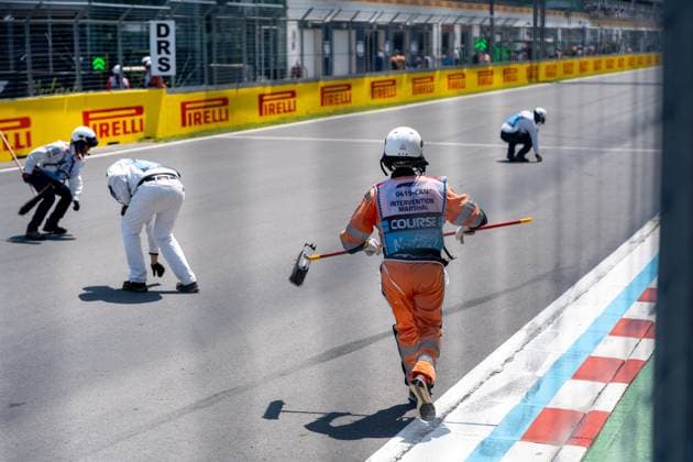 Marshalls clean the track at the Wall of Champions chicane, CAN, Formula 1 World Championship, Canadian Grand Prix, Circuit Gilles Villeneuve, Free Practice 3, 2025 season, 14 06 2025 CAN, Formula 1 World Championship, Canadian Grand Prix, Circuit Gilles Villeneuve, Free Practice 3, 2025 season, 14 06 2025 Montreal Copyright: xEibner-Pressefoto MarcelxFischerx EP_MFI