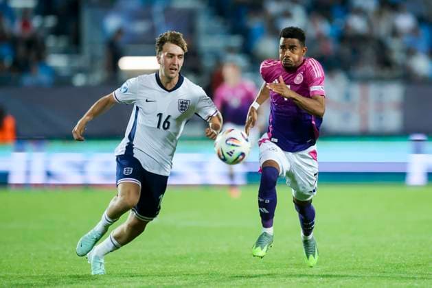 Jack Hinshelwood England and Ansgar Knauff Germany battle for the ball, UEFA European Under 21 Championship 2025 Group Stage, England v Germany, Nitra Stadium, June 18, 2025 in Nitra, Slovakia Photo by Marco Steinbrenner DeFodi Images Jack Hinshelwood England and Ansgar Knauff Germany battle for the ball, UEFA European Under 21 Championship 2025 Group Stage, England v Germany, Nitra Stadium, June 18, 2025 in Nitra, Slovakia Photo by Marco Steinbrenner DeFodi Images
