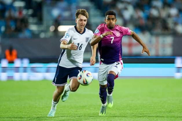 Jack Hinshelwood England and Ansgar Knauff Germany battle for the ball, UEFA European Under 21 Championship 2025 Group Stage, England v Germany, Nitra Stadium, June 18, 2025 in Nitra, Slovakia Photo by Marco Steinbrenner DeFodi Images Jack Hinshelwood England and Ansgar Knauff Germany battle for the ball, UEFA European Under 21 Championship 2025 Group Stage, England v Germany, Nitra Stadium, June 18, 2025 in Nitra, Slovakia Photo by Marco Steinbrenner DeFodi Images