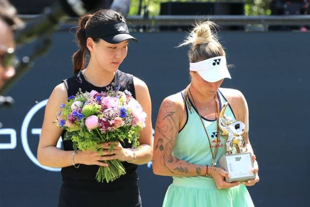 DEU, Berlin Tennis Open, Final, , 22 06 2025, Rot Weiss Tennisanlage, Steffi Graf Stadion, Berlin, DEU, Berlin Tennis Open, Final, , in the picture Marketa Vondrousova CZE , with the winners cup Xinyu Wang CHN nordphotoxGmbHx xEngler nph00076