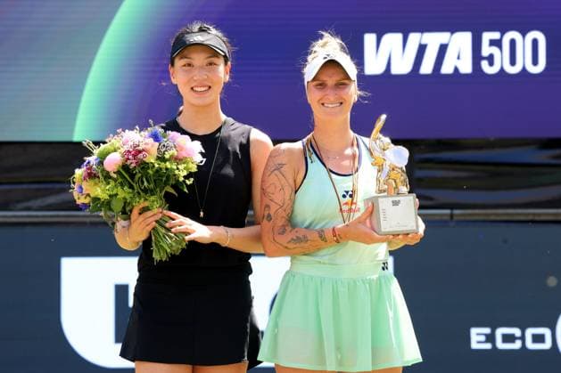 DEU, Berlin Tennis Open, Final, , 22 06 2025, Rot Weiss Tennisanlage, Steffi Graf Stadion, Berlin, DEU, Berlin Tennis Open, Final, , in the picture Marketa Vondrousova CZE , with the winners cup Xinyu Wang CHN nordphotoxGmbHx xEngler nph00076