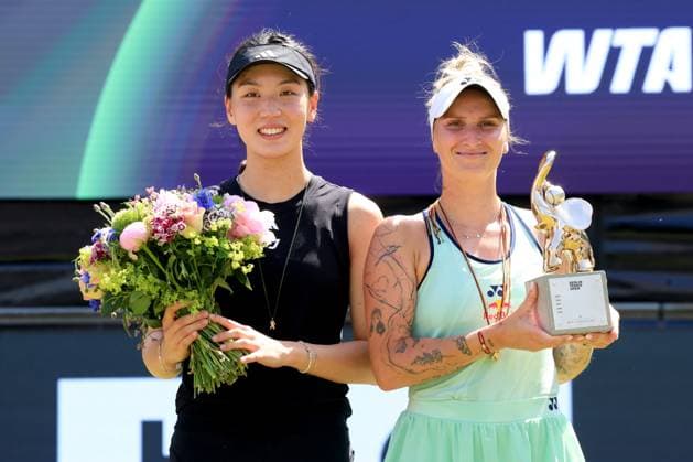 DEU, Berlin Tennis Open, Final, , 22 06 2025, Rot Weiss Tennisanlage, Steffi Graf Stadion, Berlin, DEU, Berlin Tennis Open, Final, , in the picture Marketa Vondrousova CZE , with the winners cup Xinyu Wang CHN nordphotoxGmbHx xEngler nph00076