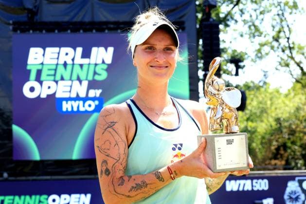 DEU, Berlin Tennis Open, Final, , 22 06 2025, Rot Weiss Tennisanlage, Steffi Graf Stadium, Berlin, DEU, Berlin Tennis Open, Final, , in the picture Marketa Vondrousova CZE , with the winners cup nordphotoxGmbHx xEngler nph00076