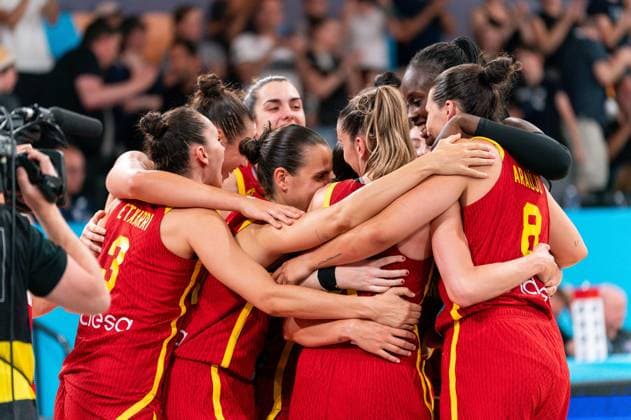 Spanish national team cheers after victory end of match, GER, Sweden vs Spain, Basketball, FIBA Womens EuroBasket 2025, Matchday 3, 22 06 2025 GER, Sweden vs Spain, Basketball, FIBA Womens EuroBasket 2025, Matchday 3, 22 06 2025 Hamburg Copyright: xEibner-Pressefoto MaxxVincenx EP_MVN