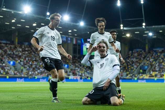 UEFA U21 European Championship, quarter-final Germany Italy 22 06 2025 Nelson Weiper Germany, 19 , Nick Woltemade Germany, 10 , Merlin Röhl Germany, 8 and Nathaniel Brown Germany, 3 cheer after scoring to equalize the score at 1 1 during the UEFA U21 European Championship quarter-final match Germany Italy, on 22 06 2025, DAC Arena, Dunajska Streda, Slovakia Copyright: xBEAUTIFULxSPORTS Meuselx