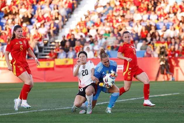 June 27, 2025, Leganes, Madrid, Spain: Manaka Matsukubo of Japan and Cata Coll of Spain in action during the Women s International Friendly, Länderspiel, Nationalmannschaft football match played between Spain and Japan at Butarque stadium on June 27, 2025, in Leganes, Madrid, Spain. Leganes Spain - ZUMAa181 20250627_zaa_a181_007 Copyright: xDennisxAgyemanx