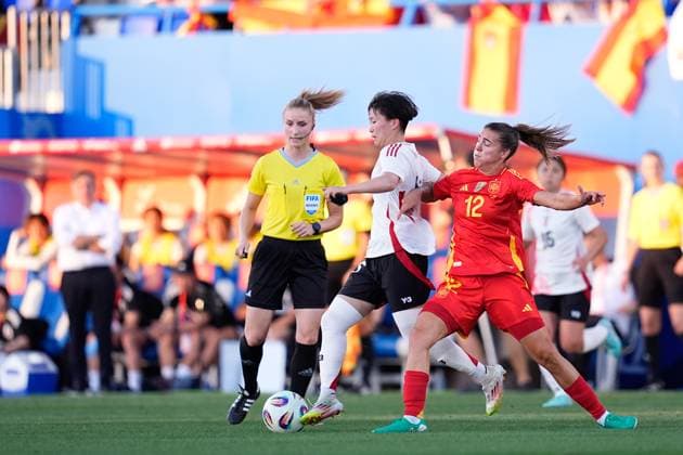 June 27, 2025, Leganes, Madrid, Spain: Aoba Fujino of Japan and Patricia Guijarro of Spain in action during the Women s International Friendly, Länderspiel, Nationalmannschaft football match played between Spain and Japan at Butarque stadium on June 27, 2025, in Leganes, Madrid, Spain. Leganes Spain - ZUMAa181 20250627_zaa_a181_026 Copyright: xDennisxAgyemanx