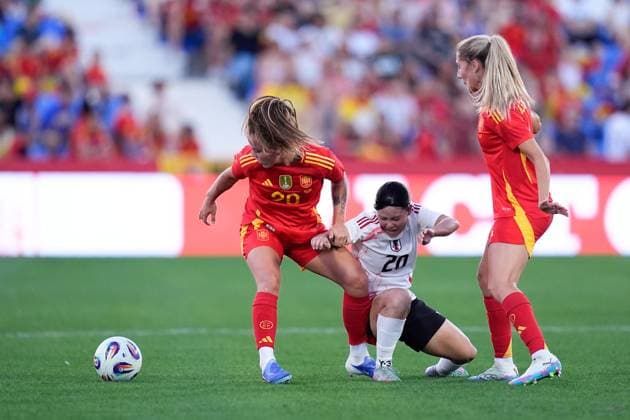 June 27, 2025, Leganes, Madrid, Spain: Manaka Matsukubo of Japan, Laia Aleixandri and Claudia Pina of Spain in action during the Women s International Friendly, Länderspiel, Nationalmannschaft football match played between Spain and Japan at Butarque stadium on June 27, 2025, in Leganes, Madrid, Spain. Leganes Spain - ZUMAa181 20250627_zaa_a181_031 Copyright: xDennisxAgyemanx