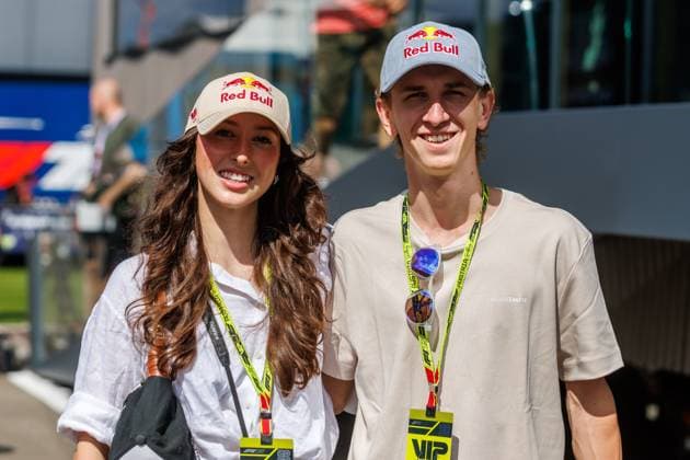 Daniel Tschofenig to his girlfriend, Canadian ski jumper Alexandria Loutitt, Austrian Grand Prix, Motorsport, Formula 1, 2025 season, 28 06 2025 Austrian Grand Prix, Motorsport, Formula 1, 2025 season, 28 06 2025 Copyright: xEibner-Pressefoto AlexanderxNeisx EP_ANS