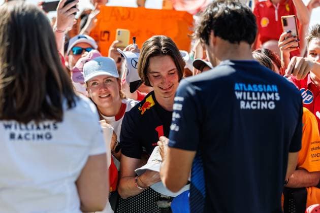 Carlos Sainz Williams Racing, 55 signs autographs, Austrian Grand Prix, Motorsport, Formula 1, 2025 season, 29 06 2025 Austrian Grand Prix, Motorsport, Formula 1, 2025 season, 29 06 2025 Copyright: xEibner-Pressefoto AlexanderxNeisx EP_ANS