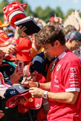 Charles Leclerc Scuderia Ferrari HP, 16 signs autographs, Austrian Grand Prix, Motorsport, Formula 1, 2025 season, 29 06 2025 Austrian Grand Prix, Motorsport, Formula 1, 2025 season, 29 06 2025 Copyright: xEibner-Pressefoto AlexanderxNeisx EP_ANS