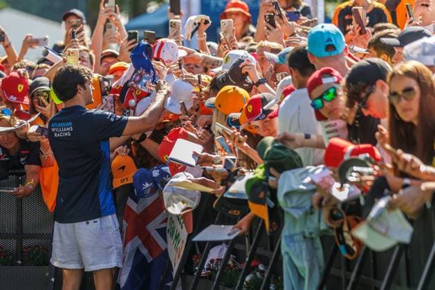 Carlos Sainz Williams Racing, 55 signs autographs, Austrian Grand Prix, Motorsport, Formula 1, 2025 season, 29 06 2025 Austrian Grand Prix, Motorsport, Formula 1, 2025 season, 29 06 2025 Copyright: xEibner-Pressefoto AlexanderxNeisx EP_ANS