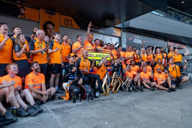 Lando Norris McLaren Formula 1 Team, Great Britain, 04 and team around Andrea Stella McLaren Formula 1 Team, Team Principal , Oscar Piastri McLaren Formula 1 Team, Australia, 81 cheer in the pit lane at the team photo victory photo about the victory and 2nd place double victory, AUT, Formula 1 World Championship, MSC Cruises Grand Prix of Austria, Red Bull Ring Spielberg, Race, Season 2025, 29 06 2025 AUT, Formula 1 World Championship, MSC Cruises Grand Prix of Austria, Red Bull Ring Spielberg, Race, Season 2025, 29 06 2025 Spielberg Copyright: xEibner-Pressefoto Memmlerx EP_MMR