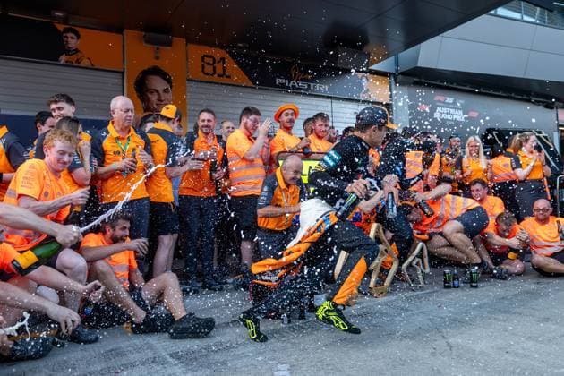 Lando Norris McLaren Formula 1 Team, Great Britain, 04 and team cheer in the pit lane at the team photo winner photo about the victory and 2nd place double victory and splash drinks, AUT, Formula 1 World Championship, MSC Cruises Grand Prix of Austria, Red Bull Ring Spielberg, Race, Season 2025, 29 06 2025 AUT, Formula 1 World Championship, MSC Cruises Grand Prix of Austria, Red Bull Ring Spielberg, Race, Season 2025, 29 06 2025 Spielberg Copyright: xEibner-Pressefoto Memmlerx EP_MMR