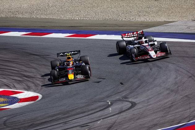F1 - AUSTRIAN GRAND PRIX 2025 22 TSUNODA Yuki (jap), Red Bull Racing RB21, 31 OCON Esteban (fra), Haas F1 Team VF-25 Ferrari, action during the Formula 1 MSC Cruises Austrian Grand Prix 2025, 11th round of the 2025 FIA Formula One World Championship, WM, Weltmeisterschaft from June 27 to 29, 2025 on the Red Bull Ring, in Spielberg, Austria - SpielbergAustria Copyright: xFLORENTxGOODENx