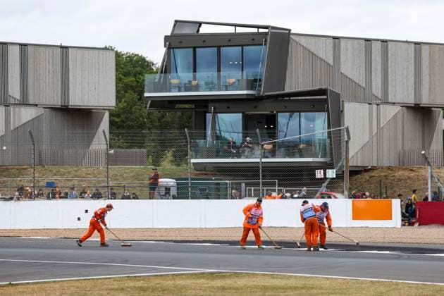 F1 - BRITISH GRAND PRIX 2025 marshall, commissaire de piste, marshal, marshalls, marshals cleanig the track, piste, during the Formula 1 Qatar Airways British Grand Prix 2025, 12th round of the 2025 FIA Formula One World Championship, WM, Weltmeisterschaft from July 4 to 6, 2025 on the Silverstone Circuit, in Silverstone, United Kingdom - SilverstoneUnited Kingdom Copyright: xFLORENTxGOODENx