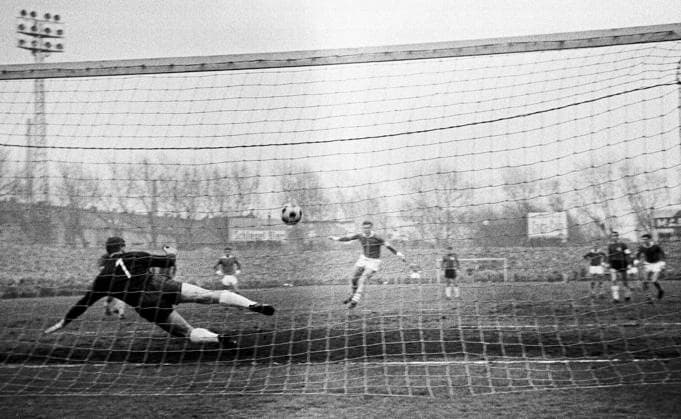 Goal to 2 1 by penalty kick, goal scorer Manfred Kreuz S04 in the center of the picture, goalkeeper Horst Podlasly 96 without a chance, Sixties, Soccer, Bundesliga, 1964 1965, 20 03 1965, FC Schalke 04 vs Hannover 96 2 2, Glueckaufkampfbahn in Gelsenkirchen, Sixties, Sport, Football, Bundesliga, 1964 1965, 20 03 1965, FC Schalke 04 vs Hannover 96 2 2, Glueckaufkampfbahn in Gelsenkirchen, Match scene, Goal for Schalke to 2 1 by penalty kick, Goal scorer Manfred Kreuz S04 in the center of the picture, goalkeeper Horst Podlasly 96 is chanceless, Sixties, sports, football, Bundesliga, 1964 1965, 20 03 1965, FC Schalke 04 vs Hannover 96 2 2, Glueckaufkampfbahn in Gelsenkirchen, scene of the match, 2 1 goal to Schalke by penalty resulting from a foul, goal scorer Manfred Kreuz S04 in the center of the picture, goalkeeper Horst Podlasly 96 is chanceless