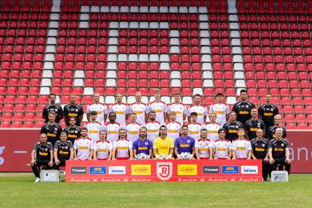 07 07 2025, Football, GER, Season 2025 2026, 3 Liga,Press event, SSV Jahn Regensburg SSV Jahn Regensburg 3 Liga, Porträttermin 2025 2026 Team photo hi row from left Munier Raychouni Co Coach , Oliver Seitz Co Coach Analysis , Eric Hottmann, Felix Strauss, Louis Breunig, Leopold Wurm, Dejan Galjen, Christian Kühlwetter, Leo Mätzler, Philipp Tschauner Goalkeeping Coach , Simon Hecht Athletics and Rehab Coach Mi row from left Richard Knechtskern Physiotherapist , Daniel Binderberger Physiotherapist , Dustin Forkel, Davis Asante, Lucas Hermes, Robin Ziegele, Noel Eichinger, Nicolas Oliveira, Philipp Müller, Michael Wimmer Head Coach , Achim Beierlorzer Managing Director Sport , Katja Schöppl Team Manager Front row from left Klaus Dieter Schneider Supervisor , Reinhold Reisinger Supervisor , Oscar Schönfelder, Phil Beckhoff, Andreas Geipl, Felix Gebhardt, Alexander Weidinger, Julian Pollersbeck, Benedikt Saller, Benedikt Bauer, Ben Kieffer, Prof Dr Franz Müller Team Doctor , Dr Bernd Meyer Team Doctor DFL REGULATIONS PROHIBIT ANY USE OF PHOTOGRAPHS AS IMAGE SEQUENCES AND OR QUASI VIDEO