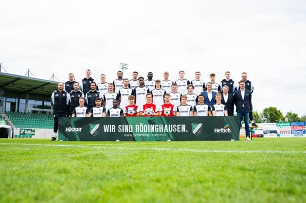 SV Rödinghausen, Regionalliga West, porträttermin 2025 2026, team photo, back row from left team manager Rene Wederz, athletics trainer and physiotherapist Hannes Niemann, Marius Bauer, Leon Tia, Lennox Afolabi, Paterson Chato, Mattis Rohlfing, Tim Corsten, Eduard Probst, Leonard Köhler, video analyst Christoph Budde, coach Dustin Klüter middle row from left goalkeeping coach Benjamin Gommert, co-coach Marco Beier, coach Dennis da Silva Felix, Niklas Szeleschus, Viktor Miftaraj, Cottrell Ezekwem, Maximilian Hippe, Julian Schwermann, Ansgar Kuhlmann, club chairman Matthias Berens, Horst Finkemeier, sporting director Alexander Müller front row from left Manuel Reutter, Noah Köse, Abdul Mourasalim Fesenmeyer, Max Koch, Flemming Niemann, Hannes Kramp, Simon Breuer, Allan Firmino Dantas, Marco Hober Rödinghausen North Rhine-Westphalia Germany Häcker Wiehenstadion