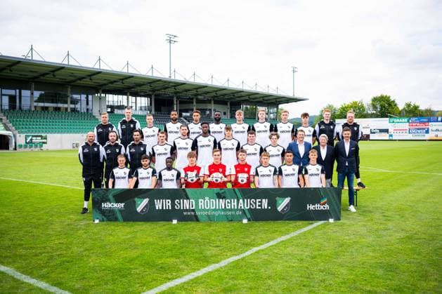 SV Rödinghausen, Regionalliga West, porträttermin 2025 2026, team photo, back row from left team manager Rene Wederz, athletics trainer and physiotherapist Hannes Niemann, Marius Bauer, Leon Tia, Lennox Afolabi, Paterson Chato, Mattis Rohlfing, Tim Corsten, Eduard Probst, Leonard Köhler, video analyst Christoph Budde, coach Dustin Klüter middle row from left goalkeeping coach Benjamin Gommert, co-coach Marco Beier, coach Dennis da Silva Felix, Niklas Szeleschus, Viktor Miftaraj, Cottrell Ezekwem, Maximilian Hippe, Julian Schwermann, Ansgar Kuhlmann, club chairman Matthias Berens, Horst Finkemeier, sporting director Alexander Müller front row from left Manuel Reutter, Noah Köse, Abdul Mourasalim Fesenmeyer, Max Koch, Flemming Niemann, Hannes Kramp, Simon Breuer, Allan Firmino Dantas, Marco Hober Rödinghausen North Rhine-Westphalia Germany Häcker Wiehenstadion