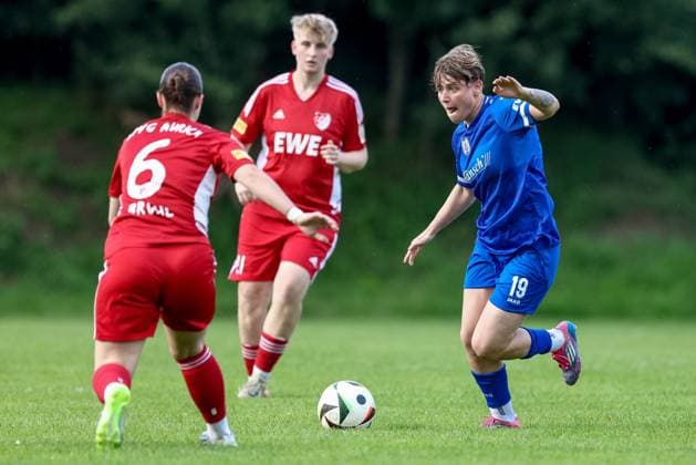from left Sina Brühl SpVg Aurich, 6 and Lea Mauly SV Meppen, 19 in duel, duel, dynamic, action, action, match scene, 17 07 2025, Meppen Germany , Soccer, Test match women, SV Meppen SpVg Aurich xobx