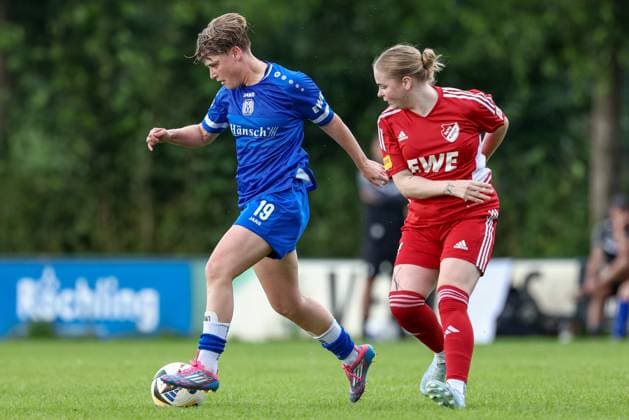 from left Lea Mauly SV Meppen, 19 and Lara Marie Cordes SpVg Aurich, 7 in duel, duel, dynamic, action, action, match scene, 17 07 2025, Meppen Germany , Soccer, Test match women, SV Meppen SpVg Aurich xobx