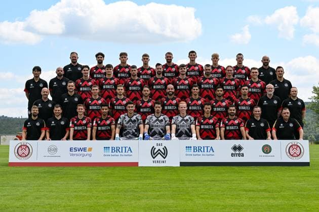 17 07 2025, xjhx, Football 3 League, SV Wehen Wiesbaden Photo appointment Season 2025 26, SV Wehen Wiesbaden Portrait appointment 3 League, 2025 2026, Team photo Back row from left Athletics Coach Sebastian Wagener, Nikolas Agrafiotis, Jan Becker, Justin Janitzek, Florian Hübner, Moritz Flotho, Tim Neubert, Felix Luckeneder, Goalkeeper Coach Mohamed Amsif 3rd row from left Physiotherapist Shohei Nozawa, Co Coach Analysis Giuliano Modica, Donny Bogicevic, Ben Nink, Jordy Gillekens, Orestis Kiomourtzoglou, Gino Fechner, Sascha Mockenhaupt, Ryan Johansson, Marius Wegmann, Team doctor Dr. Michael Hoestermann 2nd row from left Co-coach Frank Steinmetz, head coach Nils Döring, Niklas May, Ole Wohlers, Lukas Schleimer, Fatih Kaya, Ivan Franjic, Simon Stehle, Milad Nejad, Managing Director Sport Uwe Stöver, Organizational Director Patrick Glaser Front row from left Head of Physiotherapy Robin Reitze, Athletics Coach Dominik Hönig, Fabian Greilinger, Nassim El Ouarti, Noah Brdar, Florian Stritzel, Finn Ludwig, Robin Kalem, Tarik Gözüsirin, Match Analyst Phil Weimer, Coach Torsten Conradi Taunusstein Wehen