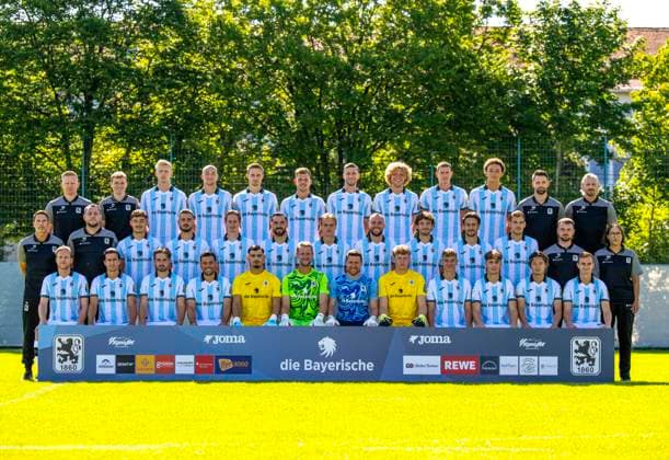 20 07 2025, Football 3 Liga 2025 2026, TSV 1860 München, Porträttermin 2025 2026, Team photo at Grünwalderstrasse, Munich Back row from left Co coach Nicolas Masetzky Athletic trainer Philipp Kunz Raphael Schifferl Lasse Faßmann, Siemen Voet, Florian Niederlechner, Philipp Maier, Jesper Verlaat, Max Reinthaler, Samuel Althaus, Physiotherapist Andre van Staa Physiotherapist Nick Wurian Middle row from left Head coach Patrick Glöckner Co coach Markus Brzenska, Sean Dulic , Maximilian Wolfram, Justin Steinkötter, Morris Schröter, Clemens Lippmann, Patrick Hobsch, Tim Danhof, Sigurd Haugen, Max Christiansen, team manager Henrik Ahrend, team doctor Monika Mrosek Front row from left Thore Jacobsen, Tunay Deniz, David Philipp, Kevin Volland, goalkeeper Miran Qela, goalkeeper Thomas Dähne, goalkeeper Rene Vollath, goalkeeper Paul Bachmann, Manuel Pfeifer, Emre Erdogan, Soichiro Kozuki, Kilian Jakob