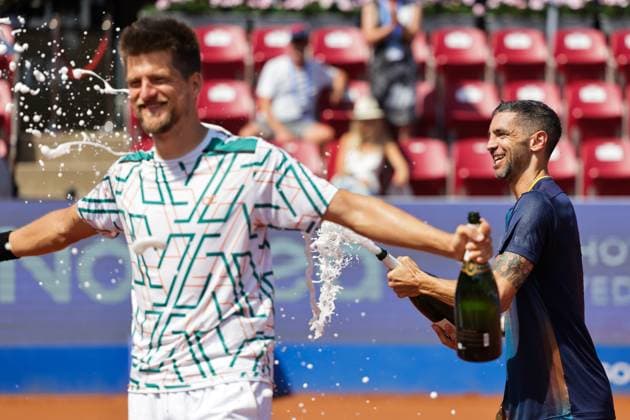 BASTAD, SWEDEN 20250720 Sander Arends, Netherlands, left, and Guido Andreozzi, Argentina, right, celebrate winning the mens doubles final on Sunday against Adam Pavlasek, Czech Republic, and Jan Zielinski, Poland, during the Nordea Open tennis tournament in Bastad BASTAD SWEDEN x9200x Copyright: xBjörnxLarssonxRosvall TTx NORDEA OPEN 2025 FINAL DUBBEL